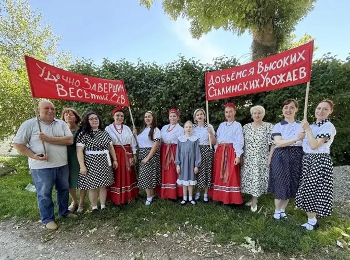 Творческая агитбригада завершает гастроли по посёлкам округа